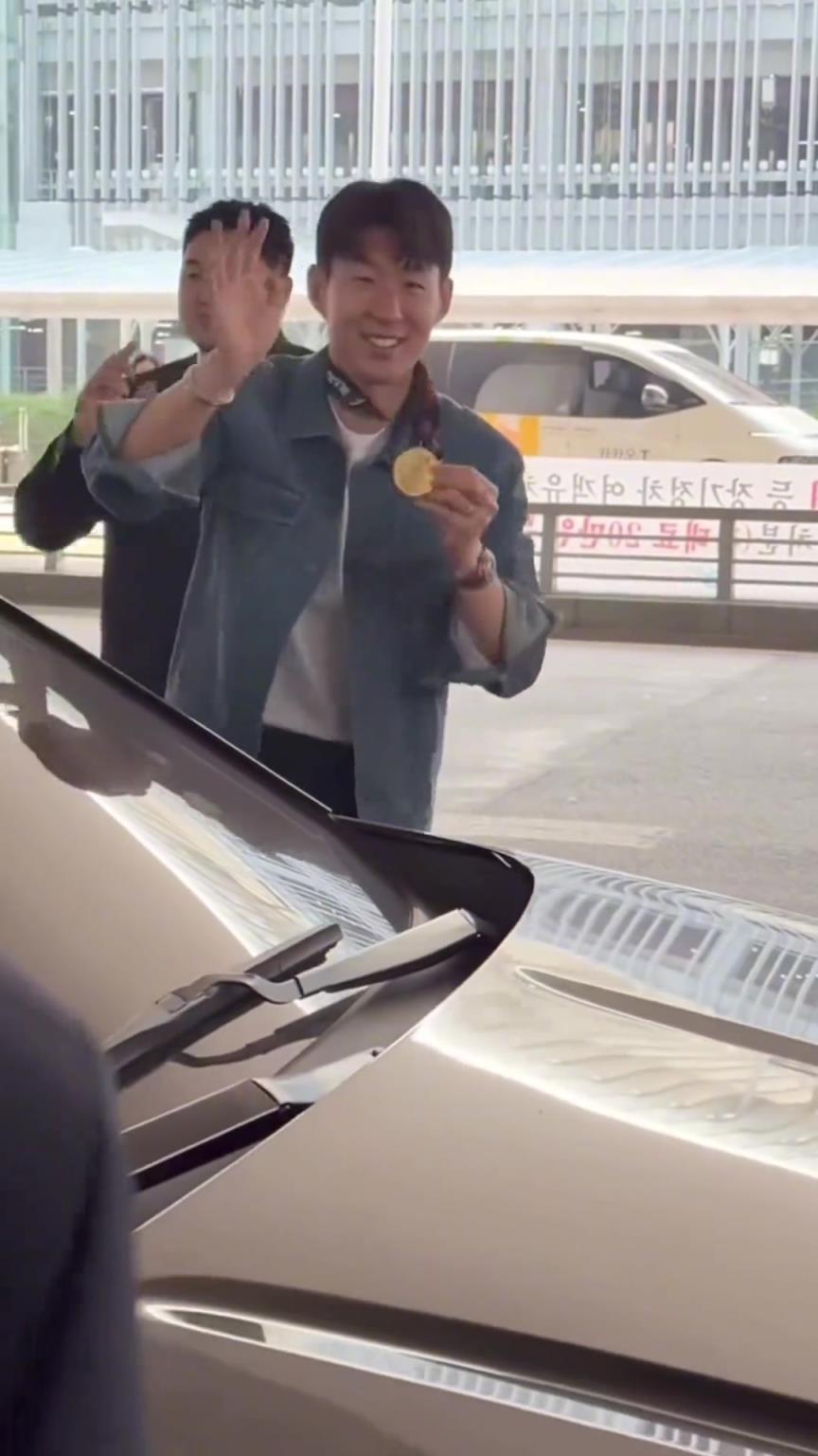 衣錦還鄉！孫興慜返回韓國，眾多女球迷讓其把歐聯獎牌戴上